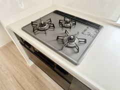 3種類の料理が同時に調理できる、3口ガスコンロ。忙しい夕食の支度時間が短縮できて効率よくお料理が楽しめます。