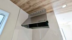 調理スペース近くの空気だけを排気するレンジフード。煙とにおいを排出する効率がよくなり、電気代もお得に＾＾