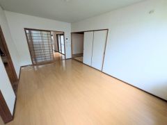 開口部から自然光が差し込み明るい開放感あふれるダイニングです＾＾