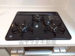 3種類の料理が同時に調理できる、3口ガスコンロ。忙しい夕食の支度時間が短縮できて効率よくお料理が楽しめます。