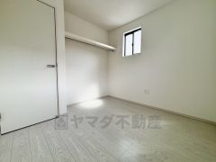 バルコニーに面していて日当たりがよく、寝室としての利用もおすすめです。