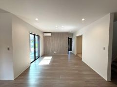 大きな掃き出し窓のあるリビングは、陽光あふれる明るい空間です。ゆったりと寛げる憩いの場となりそうです。