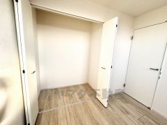 大きめのクローゼットがついた使いやすい洋室です。すっきりと整理整頓できるので気持ちよくすごせます＾＾