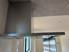 ファンやフィルターが見えにくいレンジフード。パッと視界に入っても細部までは見えにくく、オシャレでインテリアデザインの一部になりますね＾＾