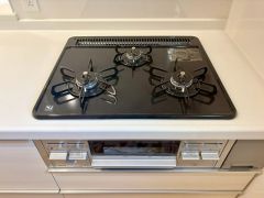 3種類の料理が同時に調理できる、3口ガスコンロ。忙しい夕食の支度時間が短縮できて効率よくお料理が楽しめます。