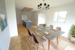 （家具はCGによるイメージとなります。）大きな掃き出し窓のあるリビングは、陽光あふれる明るい空間です。ゆったりと寛げる憩いの場となりそうです。