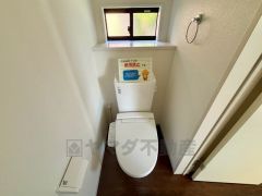 ウォシュレット付きトイレです。1階2階の2ヶ所にトイレがあるので、忙しい朝にもゆとりができますね＾＾