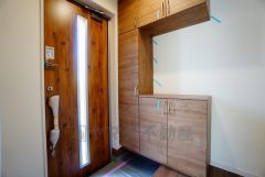 玄関扉から光の差し込む明るい玄関です。 たっぷり収納できるシューズボックス付きなので、家族全員の靴がきれいに整頓できます。