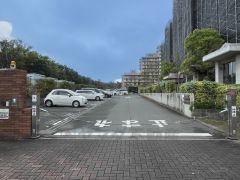 敷地内駐車場。空き状況はお問い合わせ下さい。