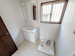 洗面台、洗濯機置き場、バスルームが連なっている、生活導線の考えられた作りになっています。
