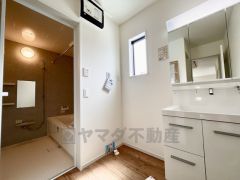 洗面台、洗濯機置き場、バスルームが連なっている、生活導線の考えられた作りになっています。