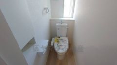 ウォシュレット付きトイレです。1階2階の2ヶ所にトイレがあるので、忙しい朝にもゆとりができますね＾＾ 温水洗浄便座リモコン付き。