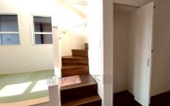 踏み場の広い手摺付き階段です。