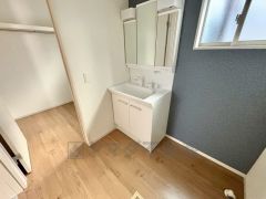 洗面台、洗濯機置き場、バスルームが連なっている、生活導線の考えられた作りになっています。