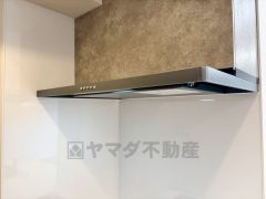 コンロ上には換気扇完備＾＾調理時の蒸気や匂いが換気扇に誘導され、効率的に排煙ができます＾＾