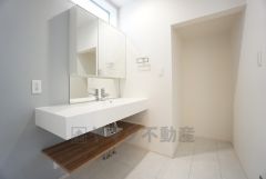 ゆとりのある洗面室。洗面台は収納も一体型になっているので、化粧品や予備の歯ブラシ等もきれいに整頓できますね。