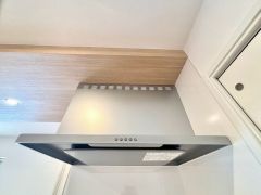 コンロ上には換気扇完備＾＾ すぐ横に小窓が設けられているので、換気扇と合わせてWで換気できます＾＾