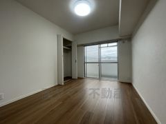住む人のこだわりを活かす洋室。日当たりがよく、寝室としての利用もおすすめ。広めのクローゼットには荷物をすっきり片付けられ、ゆとりのある暮らしが出来ます＾＾