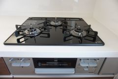 同仕様写真。現況と異なる場合は現況優先です。 3種類の料理が同時に調理できる、3口ガスコンロ。忙しい夕食の支度時間が短縮できて効率よくお料理が楽しめます。