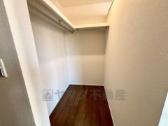 大容量のウォークインクローゼット。季節ごとのお洋服全てを収納できるので、衣替えも楽になりますね。