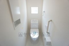 ウォシュレット付きトイレです。1階2階の2ヶ所にトイレがあるので、忙しい朝にもゆとりができますね＾＾