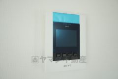 防犯性もばっちり、TVモニター付きインターホン完備。大きなモニターで玄関先を確認できます。録画機能が付いているので不在時の訪問者も確認できて安心です＾＾