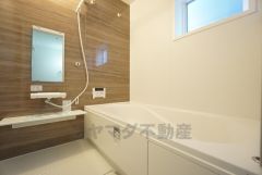 足をのばして入れる広々とした浴槽