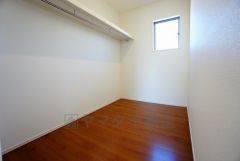 同仕様写真。収納力豊富なウォークインクローゼット。洋服や小物などを1箇所にまとめて美しい収納を実現します。スーツケースのような大型の荷物も置けます＾＾