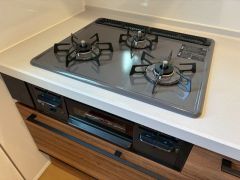 3種類の料理が同時に調理できる、3口ガスコンロ。忙しい朝食やお弁当作りも効率良くお料理できますね＾＾