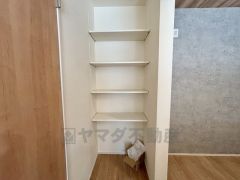 キッチン後方に設けられたパントリー。