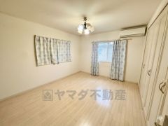 主寝室におすすめのゆとりある9.96帖の洋室 2面採光を確保した爽やかな風を感じて起きる朝は、快適生活の始まりに。（CGによるイメージとなります。）