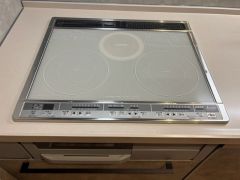 お手入れのしやすいIHクッキングヒーターです。3口コンロなので、効率よくお料理が楽しめます。毎日のお料理も楽しくなりますね＾＾