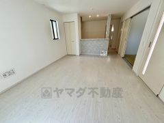 家族が集まる開放的なリビング。思い思いの時間を過ごしたり食事をしたり、素敵な団らんの場になりますね。