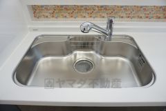 同仕様写真。広々とした凸型シンクに洗剤ポケットを標準装備。大きなお鍋など洗いやすいです。