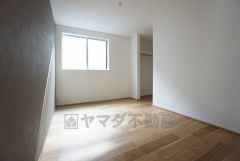 デザインクロスがアクセントになった落ち着いた雰囲気の洋室です。