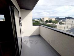 陽当たりの良いバルコニー。十分な広さがあるので一度にたくさんの洗濯物を干すことができますね。