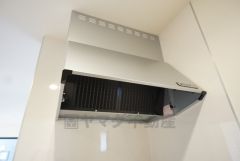 お手入れが簡単なスリム型レンジフードです。調理により発生する油煙や臭いを吸い込み、屋外へ排気してくれます。