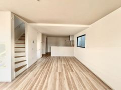 おしゃれなキッチンを中心とした開放的なリビング。お友達や親せきをお招きするのも楽しみです＾＾
