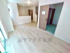 家族が集まる開放的なリビング。思い思いの時間を過ごしたり食事をしたり、素敵な団らんの場になりますね。