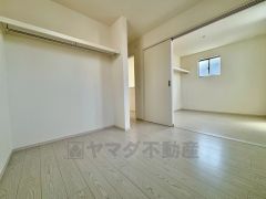 クローゼットを2つ完備。洋服・小物類・仕事用具・・など分けて収納できますね＾＾ 大きめのクローゼットがついた使いやすい洋室です。