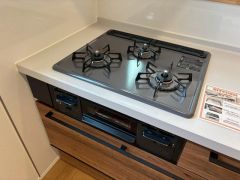 3種類の料理が同時に調理できる、3口ガスコンロ。忙しい朝食やお弁当作りも効率良くお料理できますね＾＾