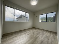 2面採光を確保した明るい室内は、風通しも良く、大変居心地の良い空間となっております。子供部屋としてもおすすめです。