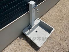 お庭に外水栓付き。庭掃除や植物への水やり、お子様用のプールなど大活躍すること間違いなし。ペットを飼われているご家族様にもオススメです＾＾