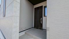 玄関は奥まっていて、人の出入りが見えにくいので防犯面も安心です。玄関には屋根があるので雨の日も安心してカバンの中から鍵が探せますね。