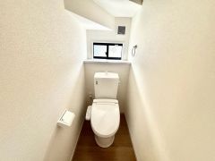 ウォシュレット付きトイレです。1階2階の2ヶ所にトイレがあるので、忙しい朝にもゆとりができますね＾＾ 温水洗浄便座リモコン付き。