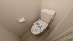 ウォシュレット付きトイレです。1階2階の2ヶ所にトイレがあるので、忙しい朝にもゆとりができますね＾＾
