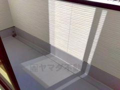 陽当たりの良いバルコニーです。お洗濯やお布団干しはもちろん、日光浴スペースにも。足元は防水工事施工済です。