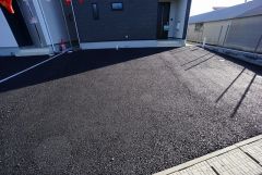 駐車スペースはゆとりある2台分を確保。マイカー用に、お客さま用に、余裕を持ってご利用いただけます。