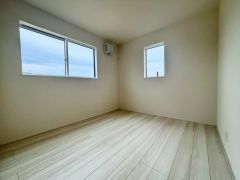 2面採光を確保した明るい室内で、爽やかな風を感じながら目覚める朝は、心地よく一日をスタートできる贅沢なひととき。快適でゆとりある暮らしの始まりにふさわしい住空間です。