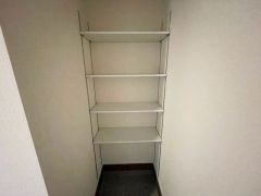 ベビーカーや泥のついたおもちゃをしまうのに便利なスペースです。玄関周りをスッキリさせることが出来ます＾＾